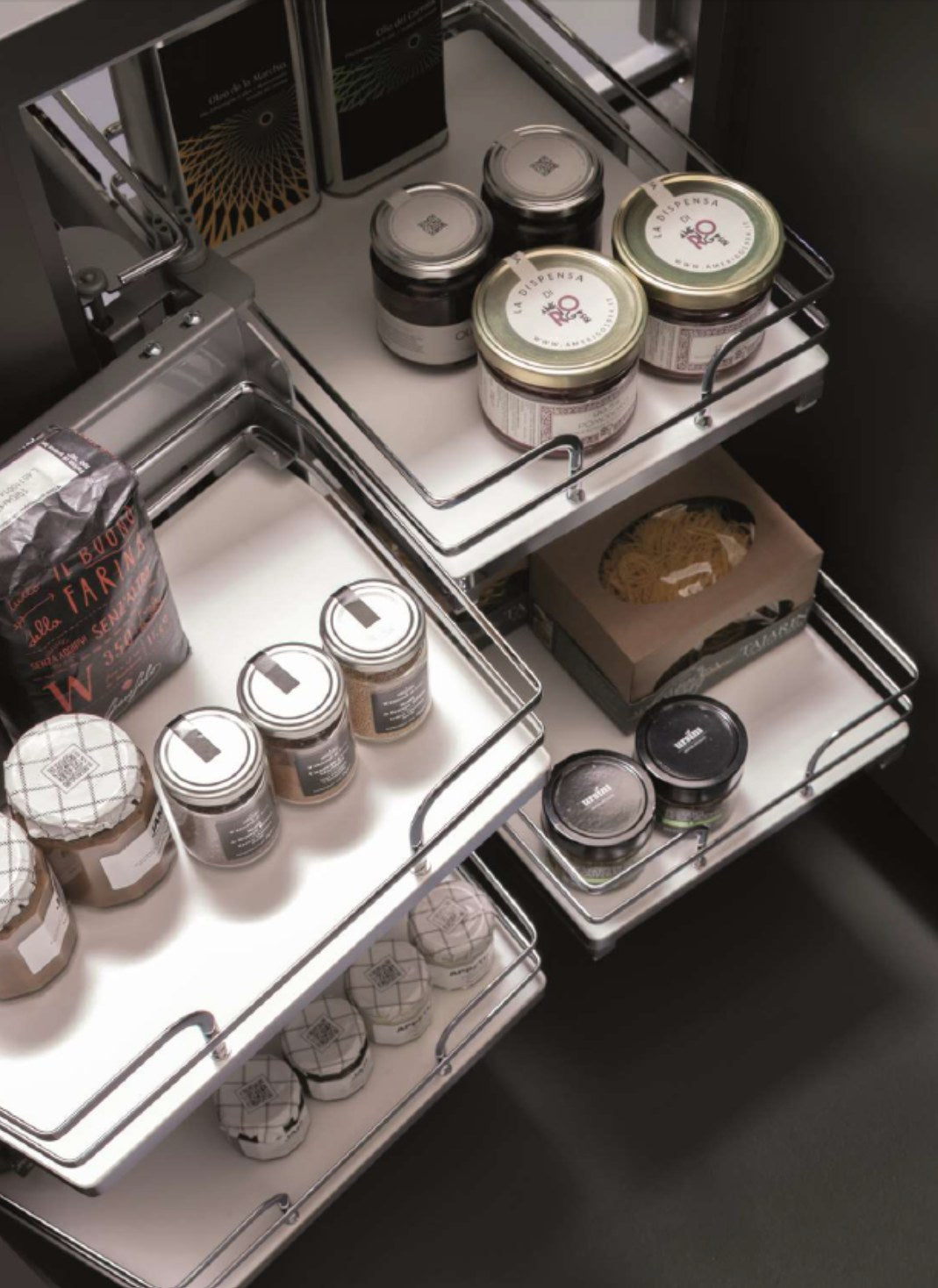 Close-up of Smart Corner baskets with elliptical wire rail and white melamine bottom | 扁通圍欄配白色板底掛籃特寫