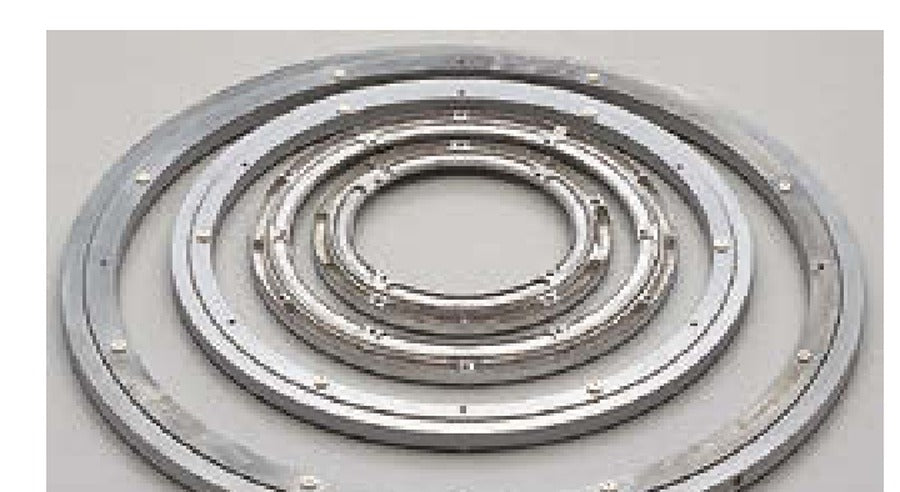 The four sizes of 360° ball bearing aluminium table swivel nested together | 四個尺寸的 360° 滾珠鋁質轉盤重疊展示