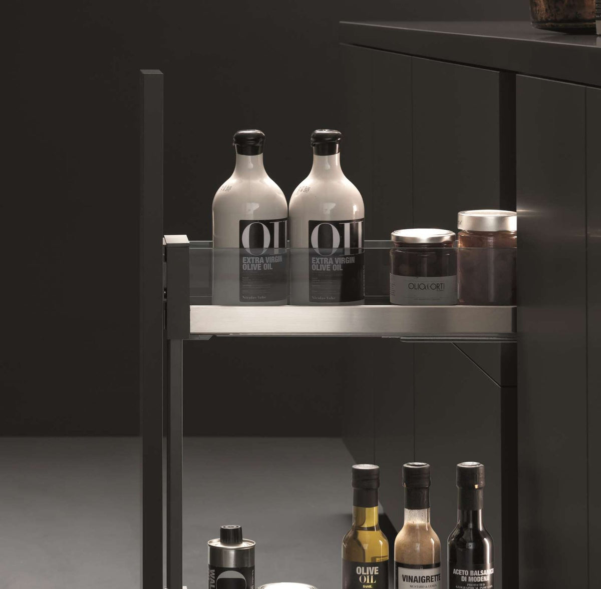 Essence pull-out installed in a 150 mm base cabinet with oil bottles | Essence 拉架安裝於 150 mm 地櫃實景