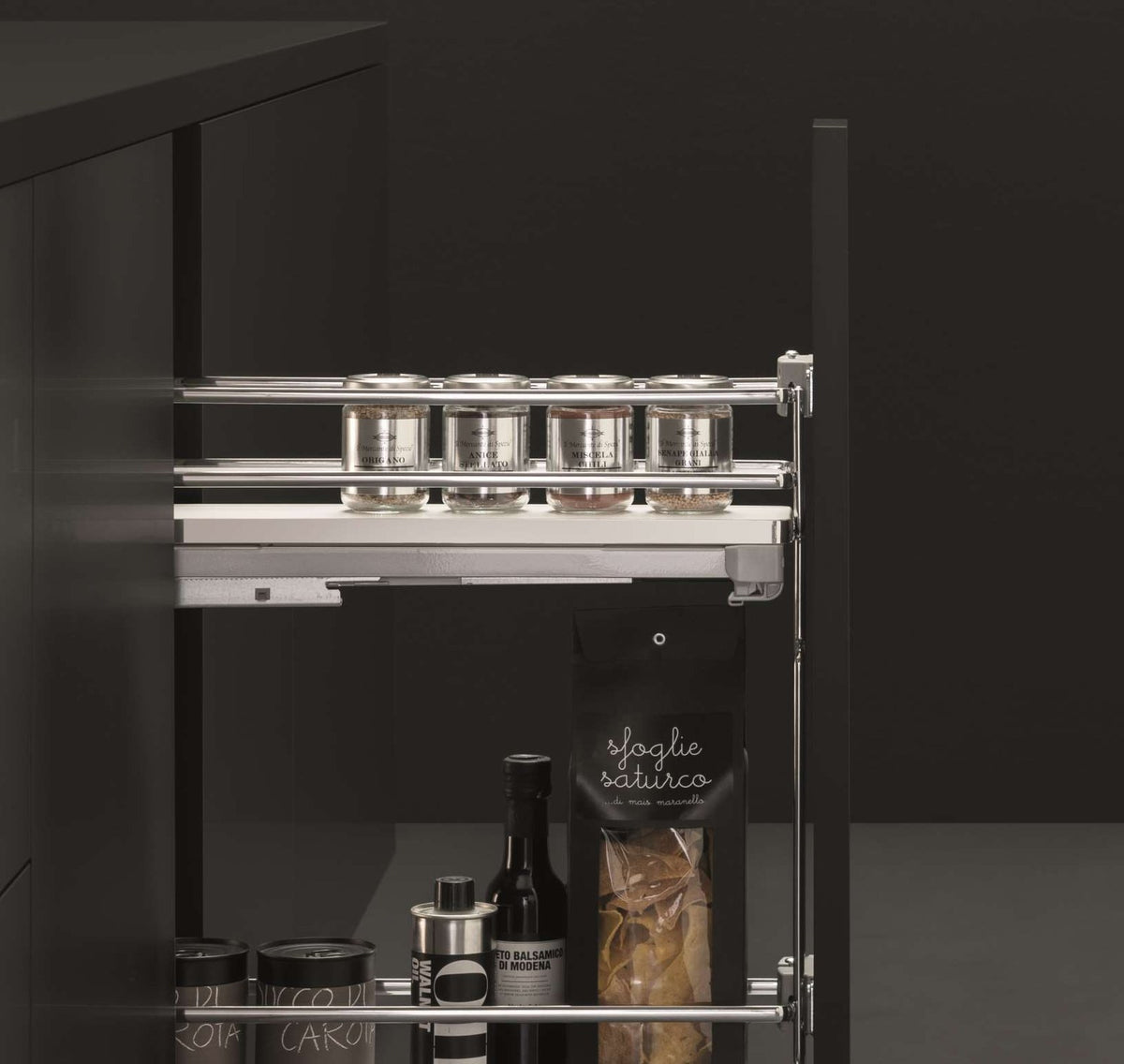 Galaxy pull-out installed in a 150 mm base cabinet with spice jars | Galaxy 拉架安裝於 150 mm 地櫃實景