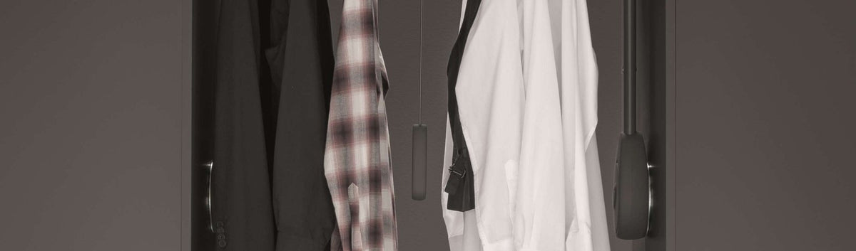 Clothes rail pulled down to within easy reach | 掛衣杆下拉至就手高度